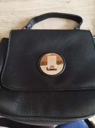 Borsa nera a tracolla con chiusura dorata