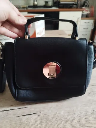 Borsa nera a tracolla con chiusura dorata