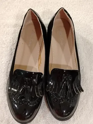 Zapatos planos negros con flecos