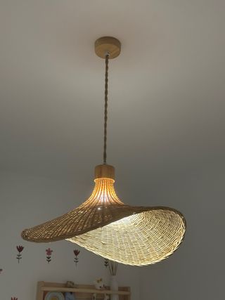 Lámpara de ratán estilo sombrero