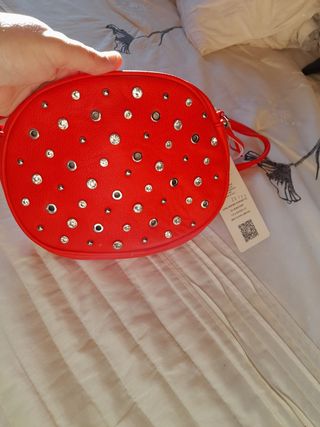 Bolso rojo con tachuelas 