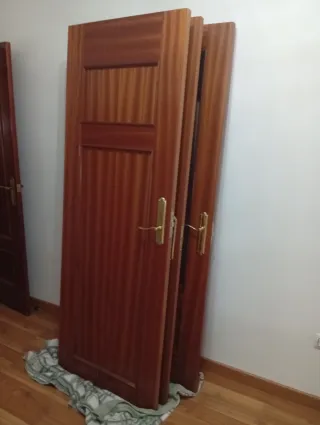 Puertas marrones de madera