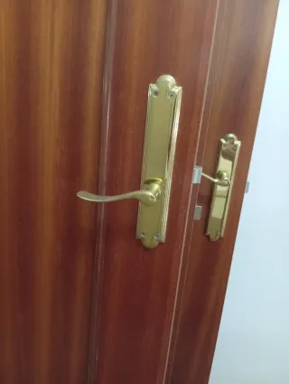 Puertas marrones de madera