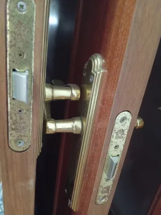 Puertas marrones de madera