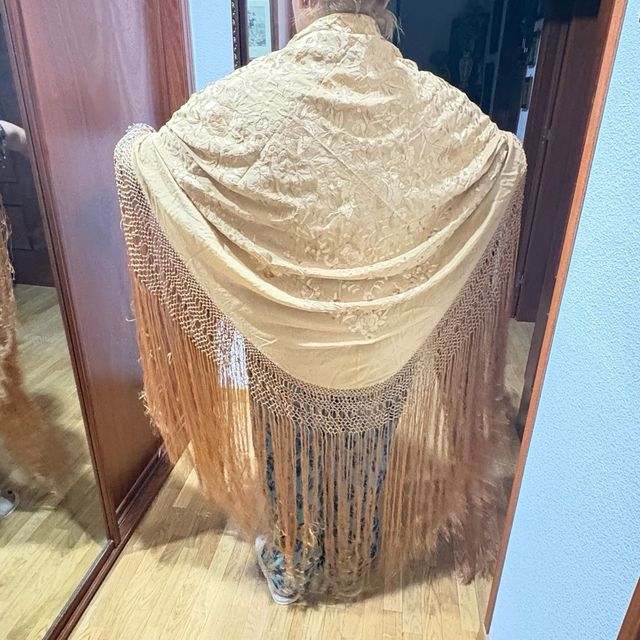 Mantón de Manila bordado