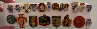 Lote de pines de equipos de fútbol