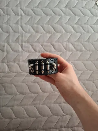Pulsera cuero calaveras y balas