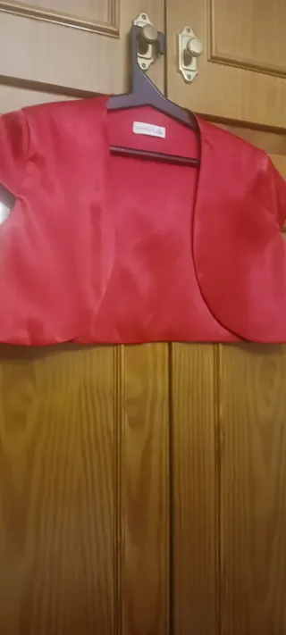 Vestido rojo y blanco floral con chaqueta
