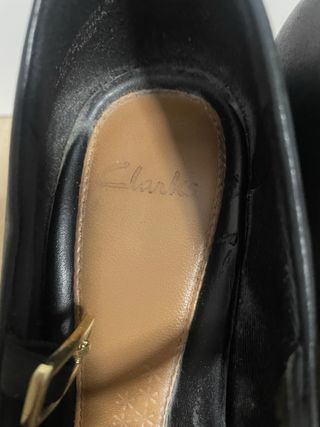 Zapatos Clarks negros con tira