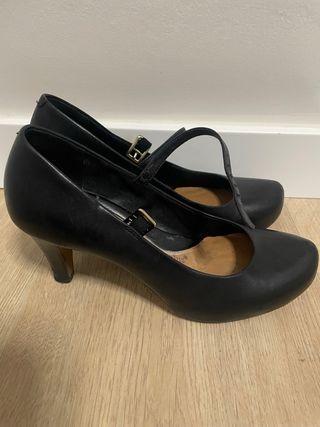 Zapatos Clarks negros con tira