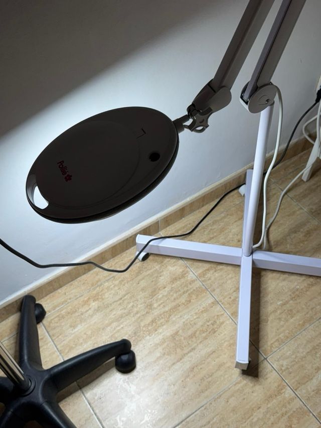 Lámpara estética con lupa