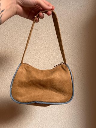 Bolso marrón con flores rojas
