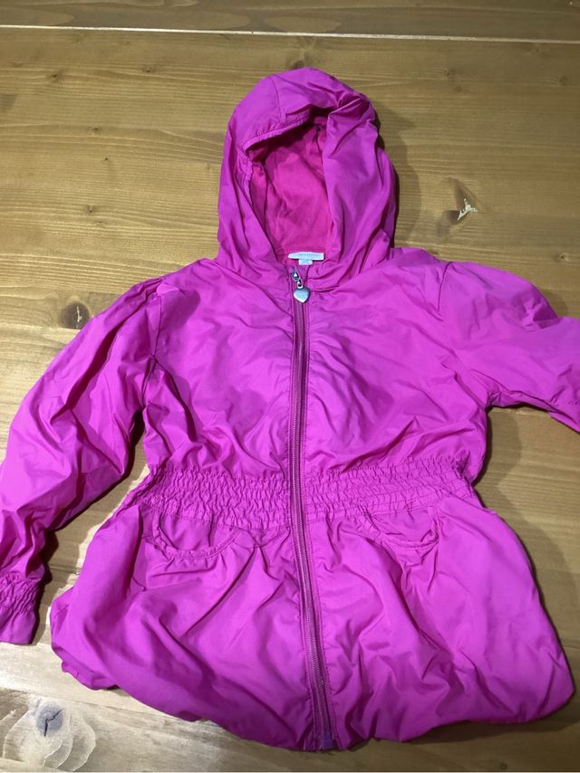 2 Giacche: 1 Piumino + 1 impermeabile 30 Mesi