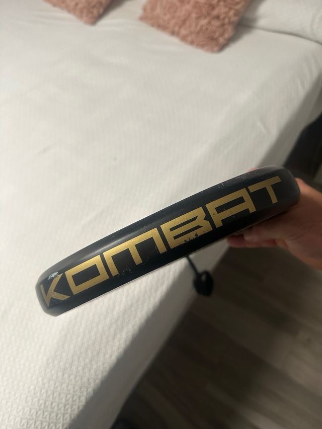 Pala de pádel Kombat Black 12K