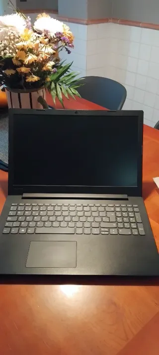 Ordenador portátil negro y vendo también 3 pulsera