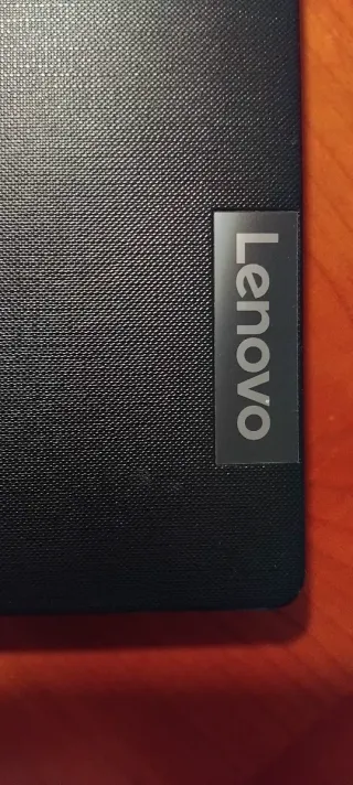 Ordenador portátil negro y vendo también 3 pulsera