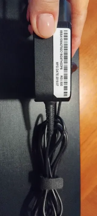 Ordenador portátil negro y vendo también 3 pulsera
