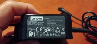 Ordenador portátil negro y vendo también 3 pulsera