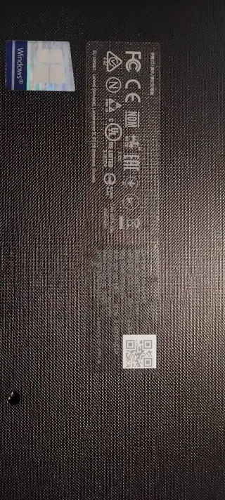 Ordenador portátil negro y vendo también 3 pulsera