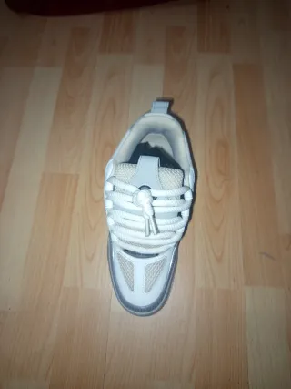 Louis Vuitton Skate grises y blancas