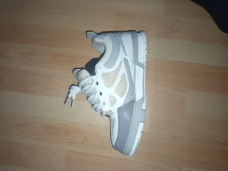 Louis Vuitton Skate grises y blancas