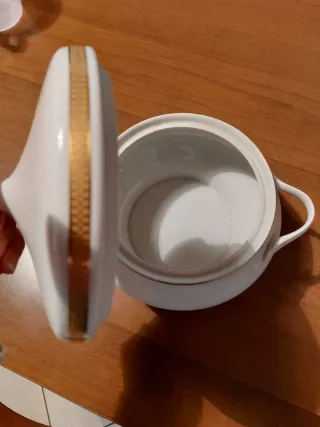 Servizio da 12 persone in porcellana con bordo oro