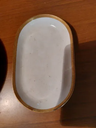 Servizio da 12 persone in porcellana con bordo oro