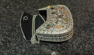 Bolso clutch metálico con piedras multicolor