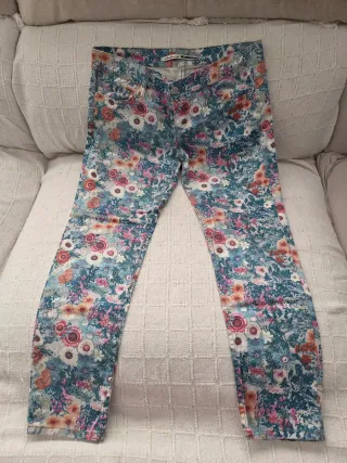 Pantalón vaquero floral multicolor