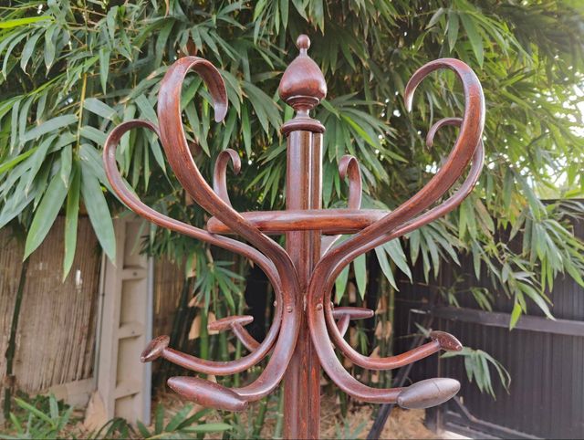 Perchero de pie antiguo de madera