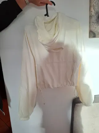 Chubasquero beige con capucha