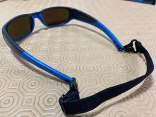 Gafas de sol infantiles negras y azules