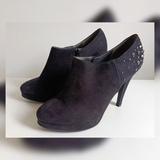 Stivaletti neri con tacco e borchie