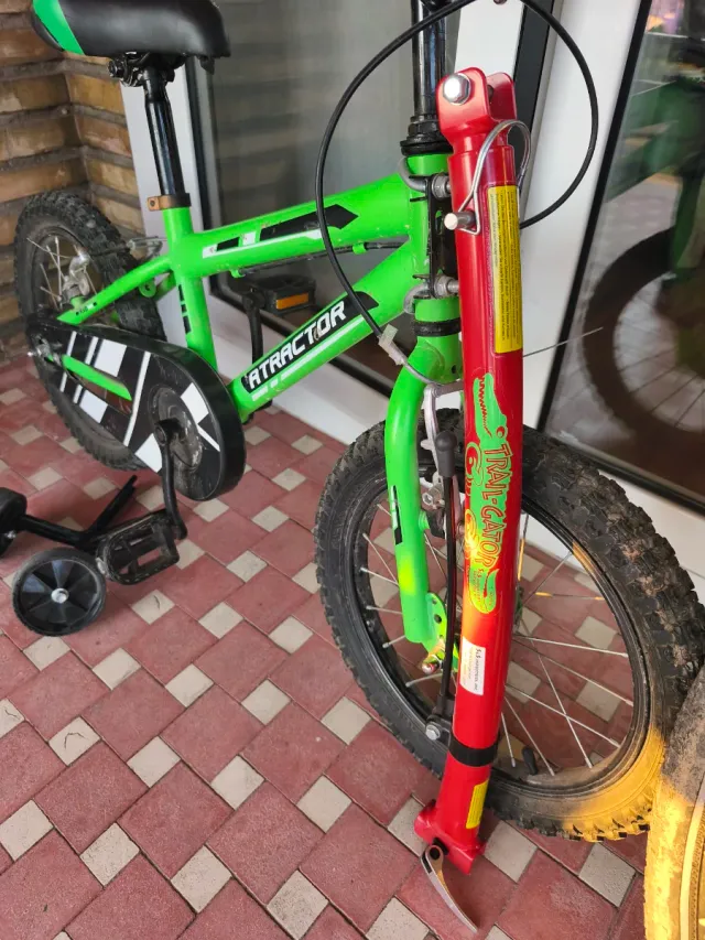 Bicicleta infantil 16” con ruedines y barra remolc