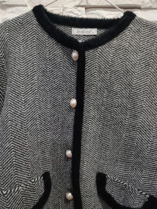 Chaqueta de punto blanco y negro