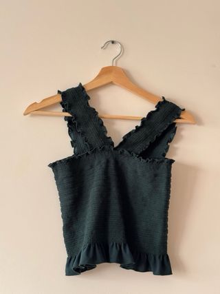 Blusa verde botella con volantes