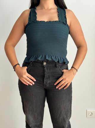 Blusa verde botella con volantes