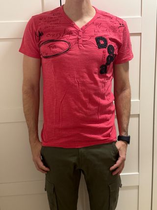 Camiseta Desigual roja con estampado