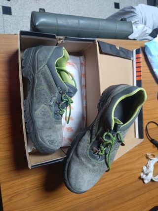 Zapatos de seguridad grises y verdes