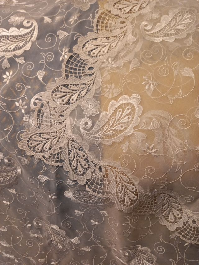 Mantel cuadrado bordado beige y blanco