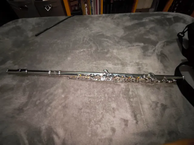 Flauta traversa plateada con estuche. marca Slade