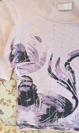 Camiseta malva con estampado floral y lentejuelas