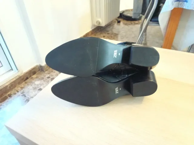 Botines negros con tachuelas y hebilla