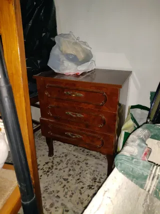Mesita de noche de madera