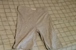 Short deportivo gris