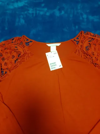 Camisa roja con encaje