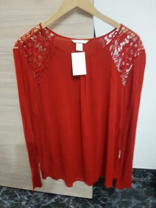 Camisa roja con encaje