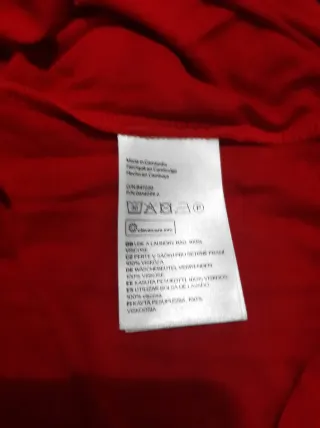 Camisa roja con encaje