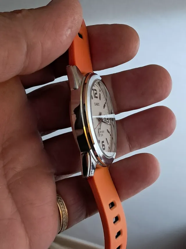 Casio Analógico Cuarzo Naranja Blanco