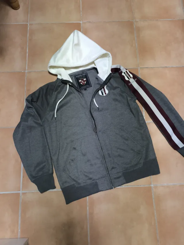 Sudadera Kingsland gris con capucha
